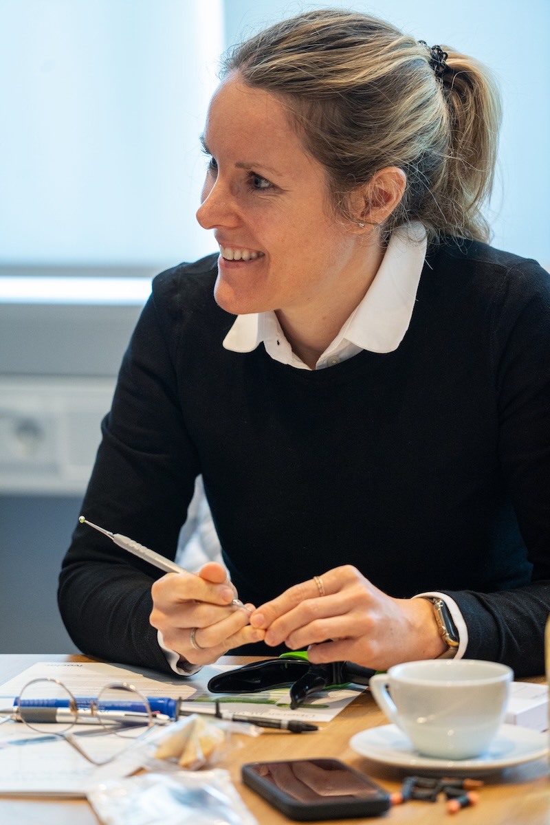 Aus universitärer Sicht blickte Prof. Dr. Cornelia Frese, stellvertretende Ärztliche Direktorin der Poliklinik für Zahnerhaltungskunde an der Uni Heidelberg und Leiterin der Sektion Präventive und Restaurative Zahnheilkunde, auf eine lange Erfahrung mit der Tetric-Reihe zurück.