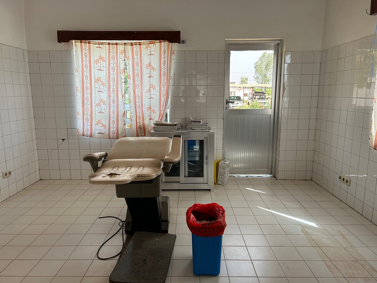 Abb. 5 Der Stand der medizinischen Versorgung in Ländern wie Gambia haben Dr. Stritzel und den Rest der Truppe von die Menschen von „OralSurgery Unlimited“ oft sprachlos zurückgelassen. Dabei sind die Räumlichkeiten im Jahaly Health Centre, in denen Dr. Strietzel und seine Kolleginnen und Kollegen operieren dürfen, verhältnismäßig gut ausgestattet.