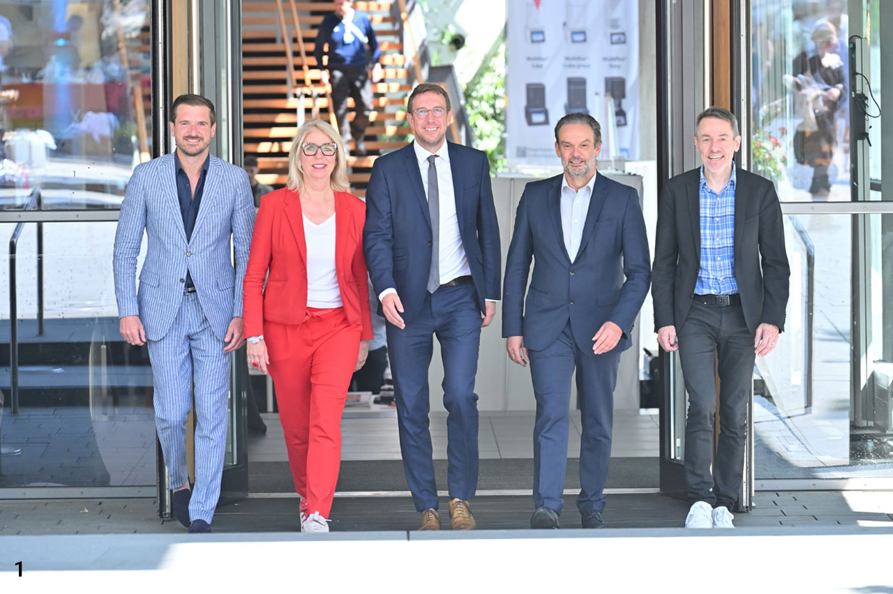 Von links Fabian Hüttig, Julia Schlee, Jan-Frederik Güth, Hans-Jürgen Stecher und Andreas Kunz vor einem Gebäude.