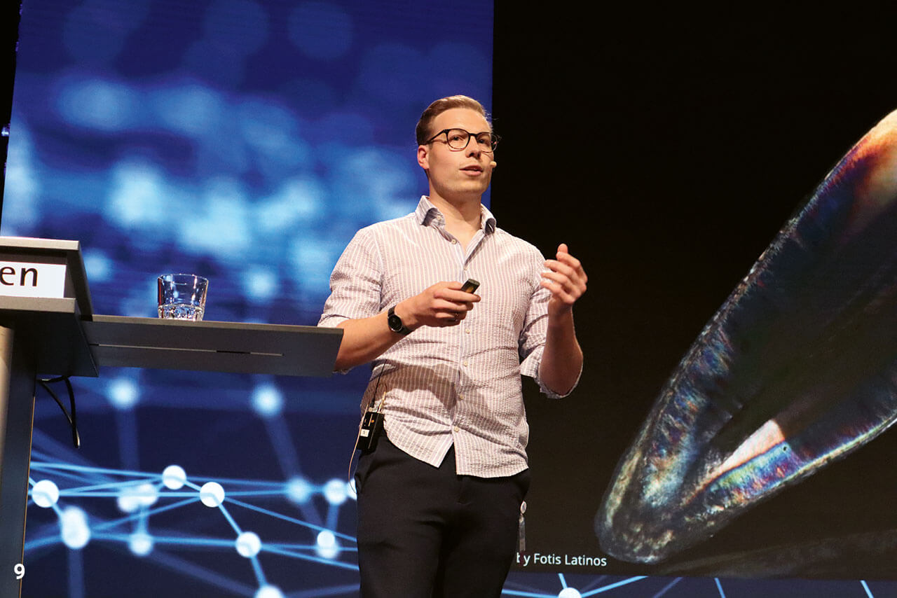 Nikolas Bär auf der Bühne der Stadthalle Nürtingen