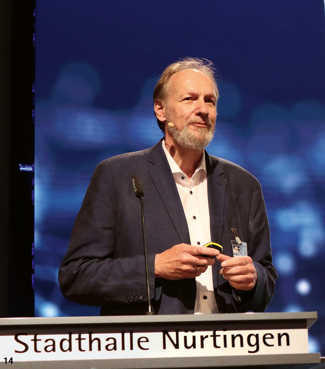 Prof. Dr. Bernd Kordaß auf der Bühne der Stadthalle Nürtingen.