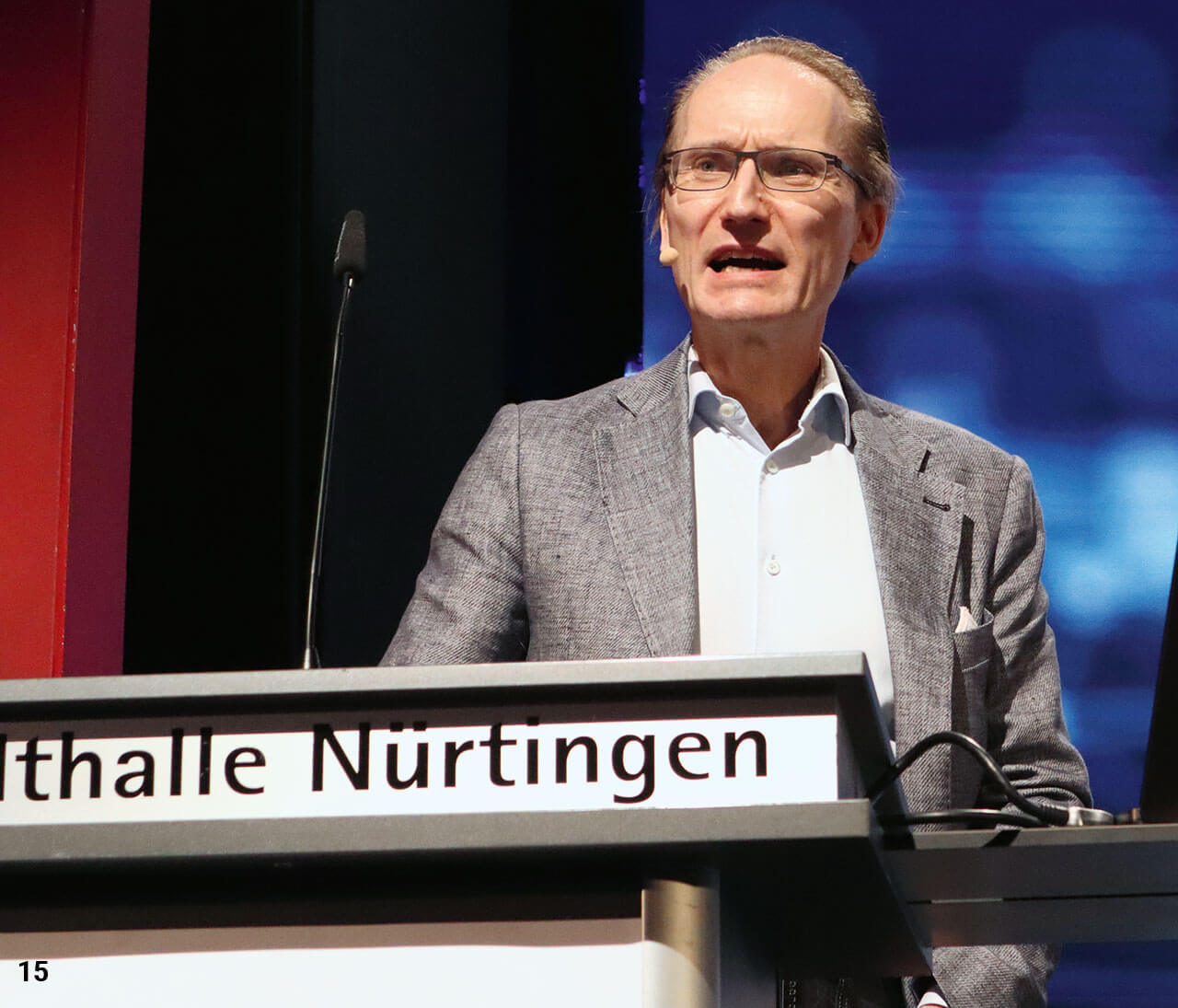 Prof. Dr. Marc Schmitter  auf der Bühne der Stadthalle Nürtingen