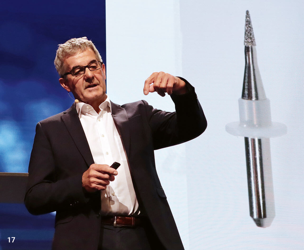 Josef Schweiger  auf der Bühne der Stadthalle Nürtingen.