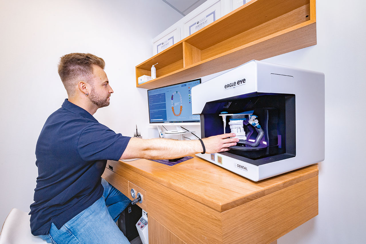 Abb. 3 Aus der Sicht von ZTM Philipp von der Osten bietet die Digitalisierung definitiv eine große Chance für das Zahntechnikerhandwerk. Hier ein Mitarbeiter beim Digitalisieren einer Modellsituation mit dem Desktop-Laborscanner eagle eye (Fa. Dental Concept Systems, Wesertal).