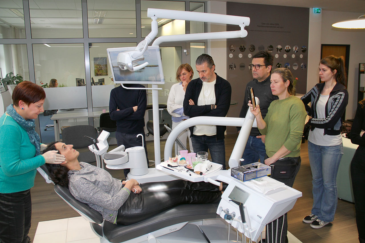 Abb. 7 Die Zahnärztin Dr. Beate Gängler erklärte den Kursteilnehmern, worauf es der Patientin bei ihrer neuen Versorgung ankommt und wo die Herausforderungen liegen.