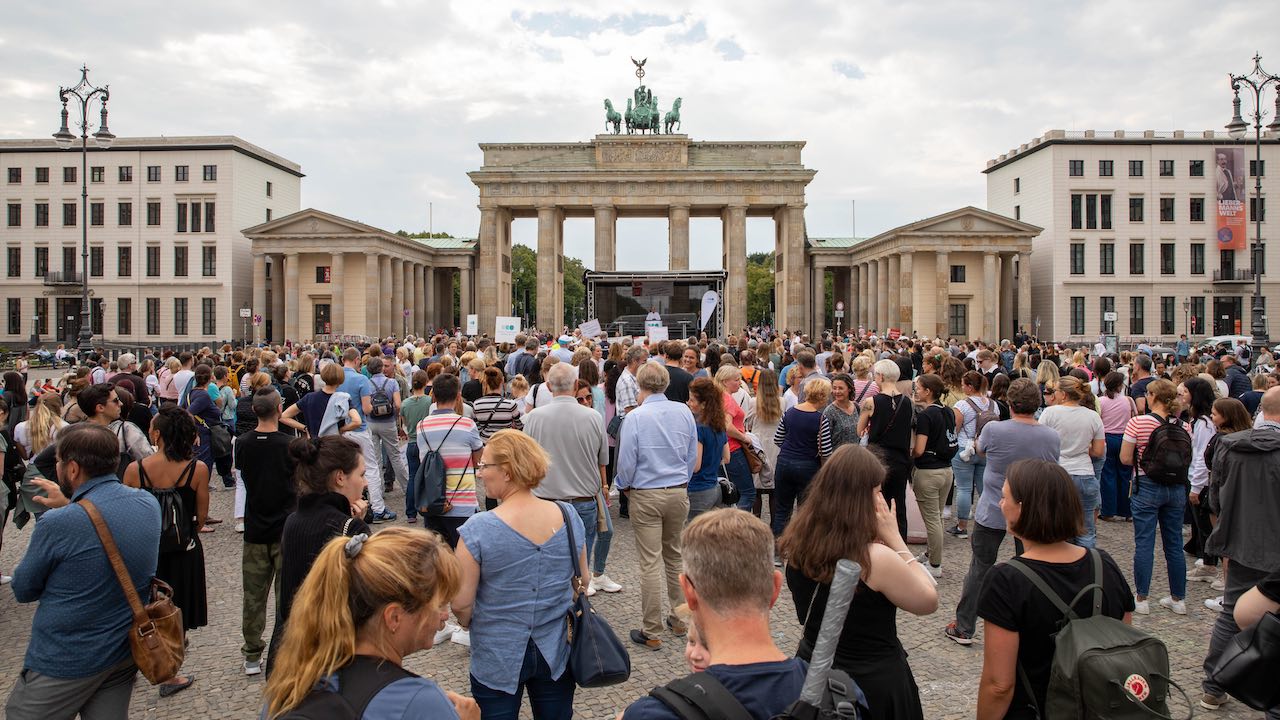Gut gefüllt: Der Platz vor dem Brandenburger Tor am 7. September 2022