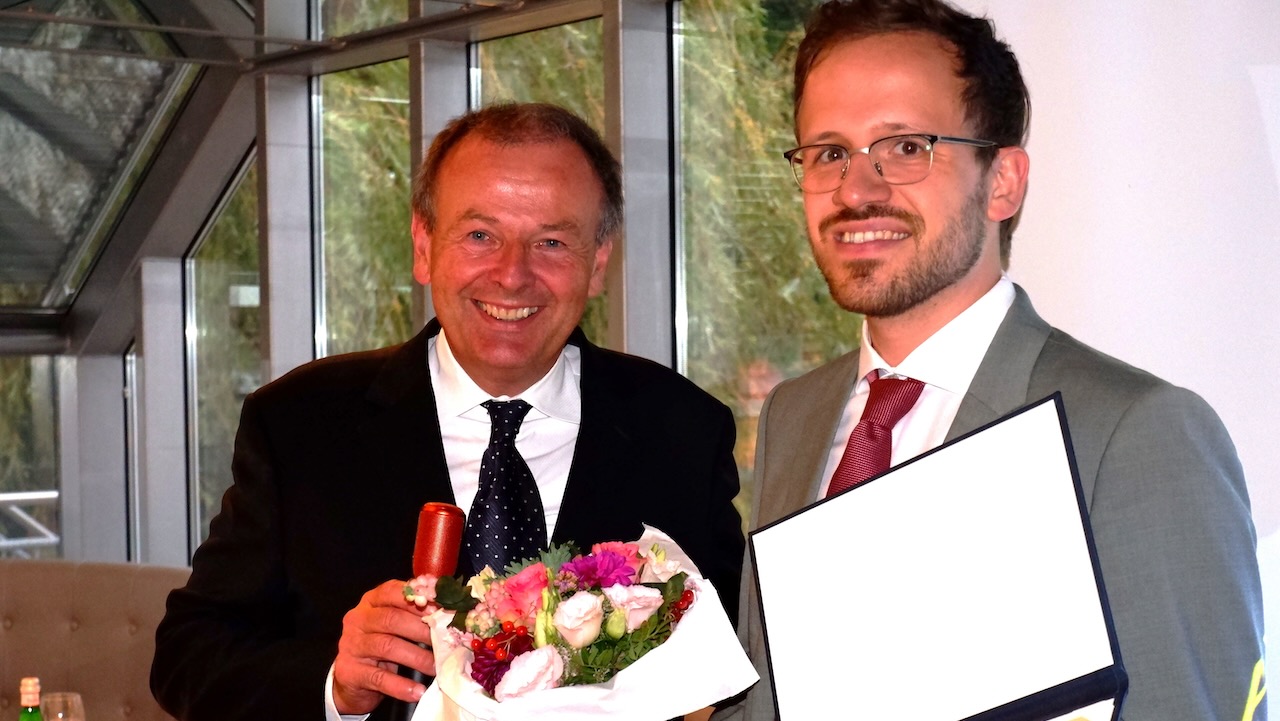 Verleihung des Millerpreises durch Prof. Dr. Jörg Wiltfang (links) an Priv. Doz. Dr. Konstantin Scholz, Regensburg, im Rahmen des Festakts des 50-jährigen APW-Jubiläums in Düsseldorf.