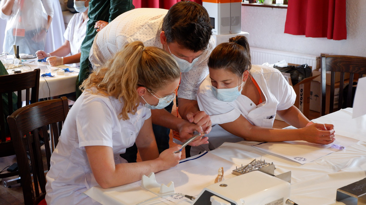 Referent und Teilnehmerinnen beim Young Dental Experts Camp (aus der Zeit vor Corona)