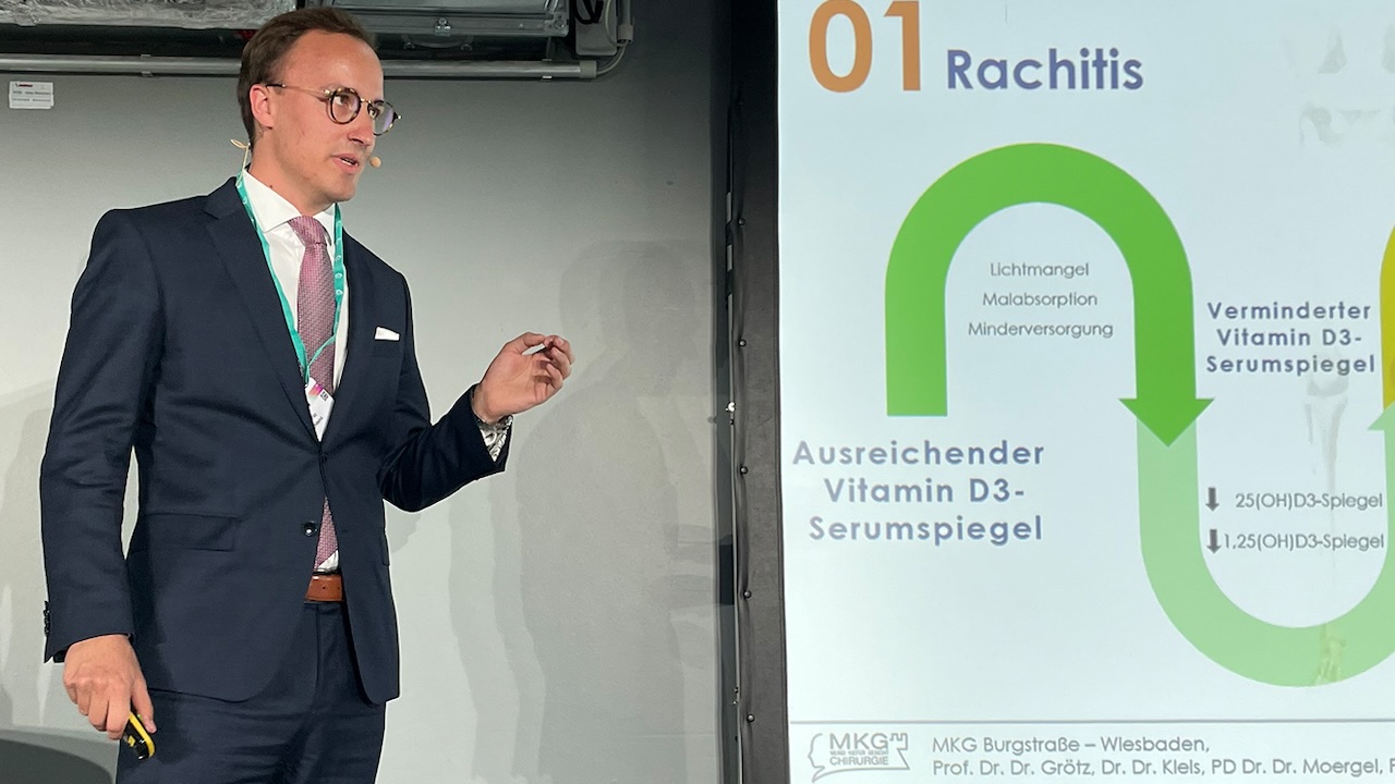 Eine weitere „Fight Session“ befasste sich mit Vitamin D3 und Antibiotika. Dr. Moritz Schlenz aus Wiesbaden erläuterte die Bedeutung eines ausreichenden Vitamin D3-Spiegels für den menschlichen Organismus sowie für Zähne und das umliegende Knochen- und Weichgewebe.