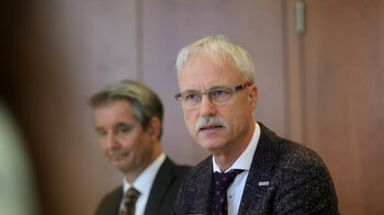 Dr. Jochen Schmidt, Vorstandsvorsitzender der KZV LSA (m Hintergrund der Kammerpräsident Sachsen-Anhalt. Dr. Carsten Hünecke), beim Neujahrsempfang der Heilberufe 2024.