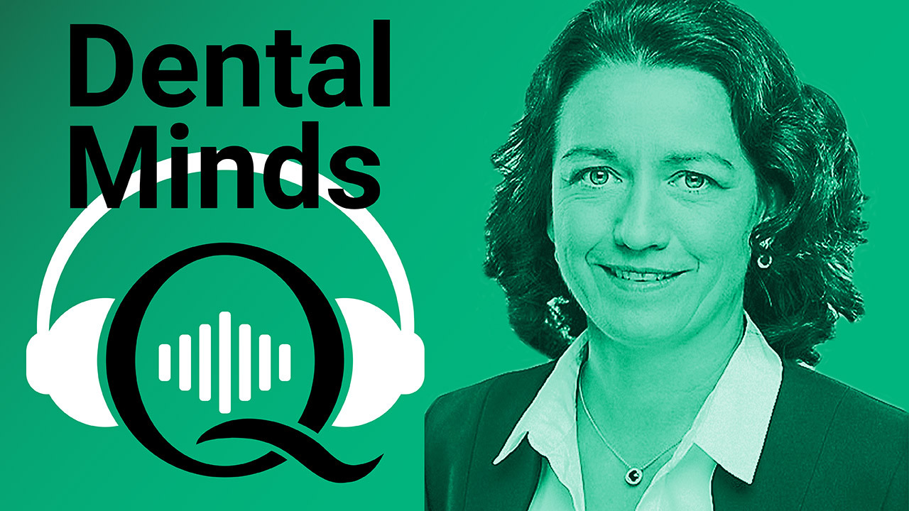 Das Visual des Podcasts „Dental Minds“, ein schwarzes W mit weißem Kopfhöhrer und dem Schriftzug „Dental Minds“ links, rechts das Porträtfoto von Dr. Romy Ermler in Schwarzweiß, alles auf grünem Hintergrund
