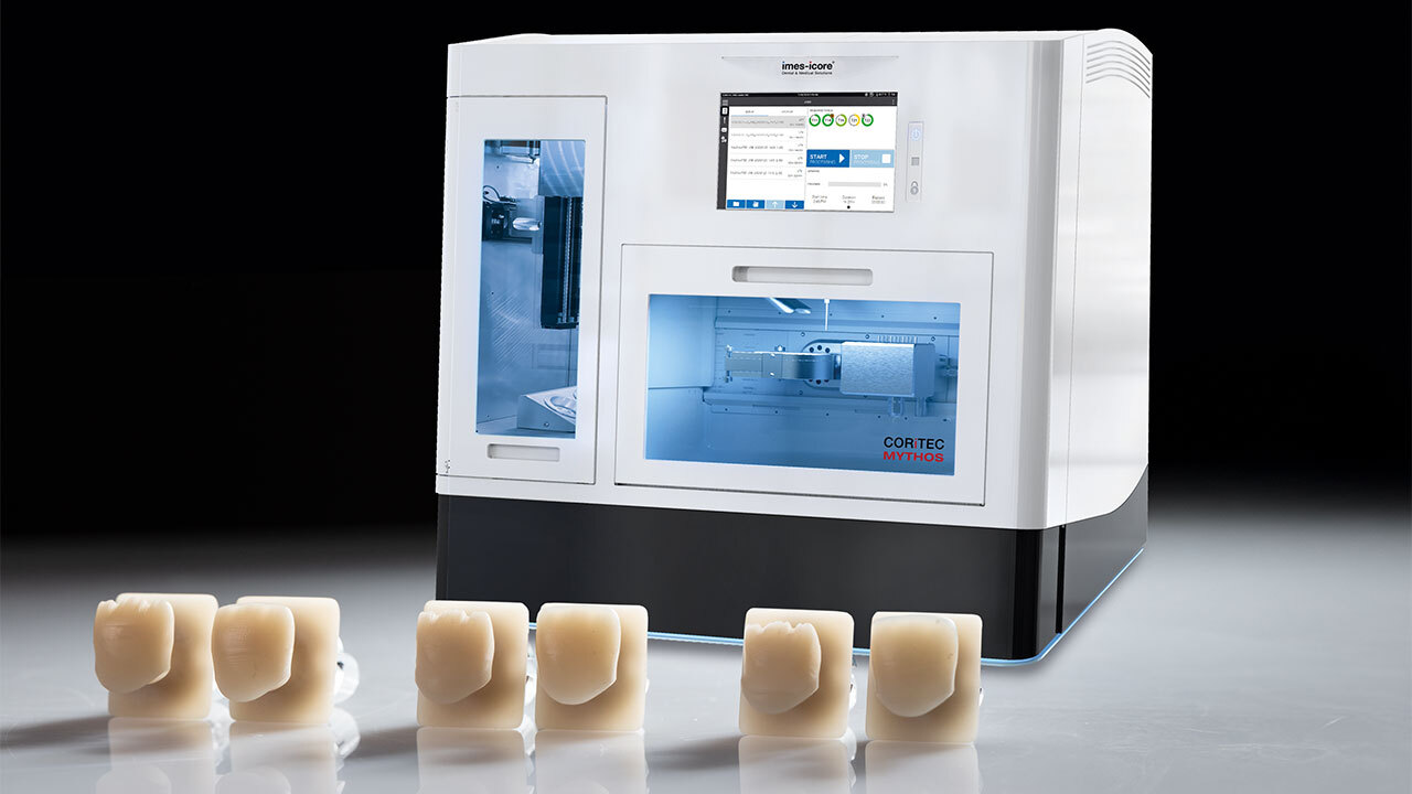 Ein vollautomatisiertes Produktionssystem, das fräst und druckt