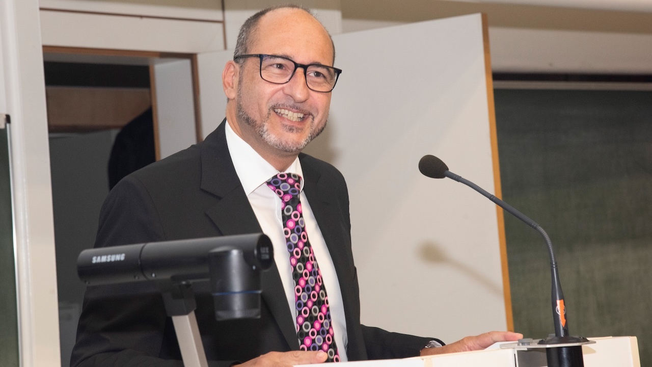 Univ.-Prof. Dr. Dr. Bilal Al-Nawas, Prodekan für Studium und Lehre der Universitätsmedizin Mainz, spricht vom Vortragspult