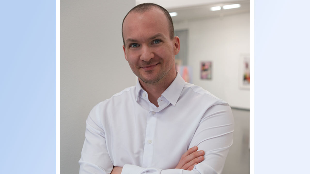 Porträtfoto von Dr. Andreas Clemm von Hohenberg, der in seiner Praxis steht.