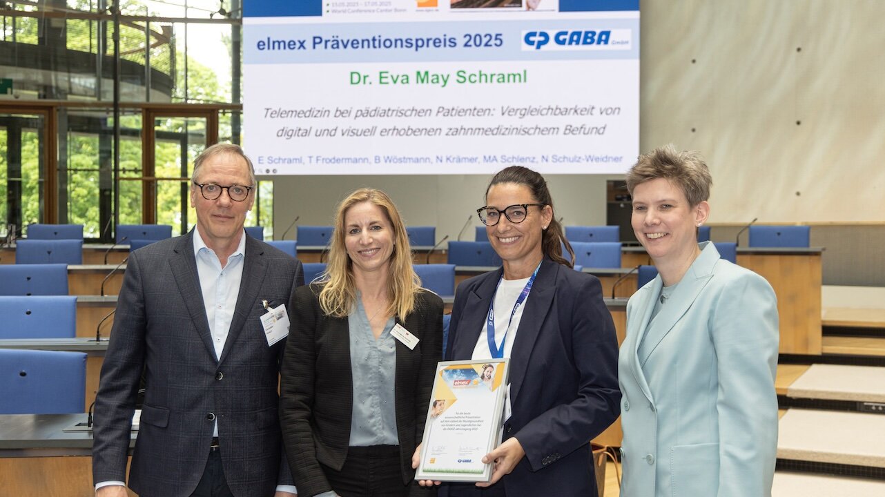 Von links stehen Laudator Prof. Dr. Christian Hirsch, Dr. Anna Maria Schmidt, PD Dr. Nelly Schulz-Weidner für die Preisträgerin und Prof. Dr. Katrin Bekes im ehemaligen Plenarsaal des Bundestag in Bonn, wo die DGKiZ getagt hat..