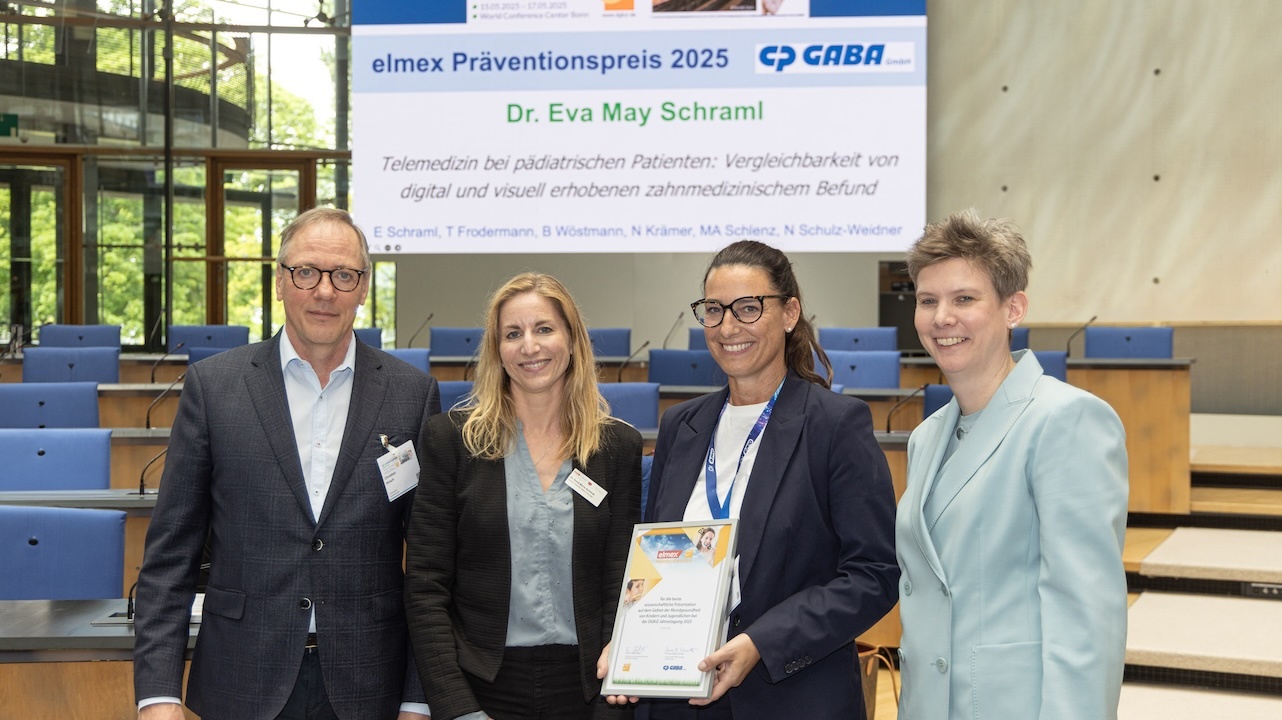 Von links stehen Laudator Prof. Dr. Christian Hirsch, Dr. Anna Maria Schmidt, PD Dr. Nelly Schulz-Weidner für die Preisträgerin und Prof. Dr. Katrin Bekes im ehemaligen Plenarsaal des Bundestag in Bonn, wo die DGKiZ getagt hat..