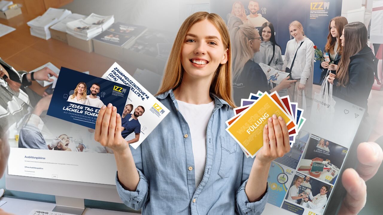 Junge Frau mit verschiedenen Informationskarten in der Hand, die das IZZ für das Azubi-Recruting zur Verfügung stellt. Die Frau hat lange Haare und trägt ein hellblaues Jeanshemd, darunter ein weißes T-Shirt. Im Hintergrund ist eine Collage mit Szenen von einem Messestand, dem Zusammenstellen von Informationsmaterial für den Versand, einer jungen Frau, die sich am Bildschirm die Ausbildungsbörse der LZK Baden-Württemberg anschaut sowie ein Handy, das das den Istagram-Kanal des IZZ zeigt.