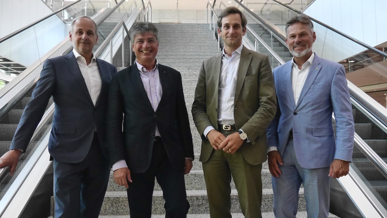 Vier Männer, der VDDI-Vorstand, stehen nebeneinander auf einer Treppe: Sebastian Voss, Mark Stephen Pace, Dr. Emanuel Rauter und Olaf Sauerbier (links)