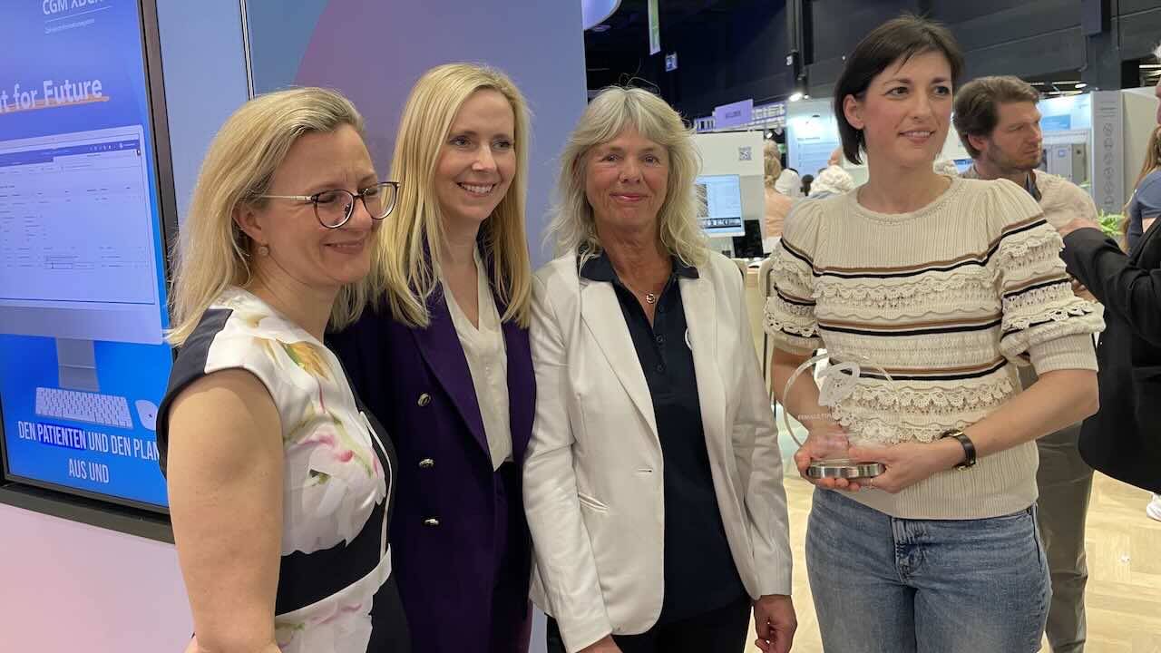 Dr. Juliane von Hoyningen-Huene (Vizepräsidentin Fortbildung von Dentista), Dr. Rebecca Otto und Sabine Zude überreichten den Female Founder Award an Dr. Hanna Mauritz (von links).