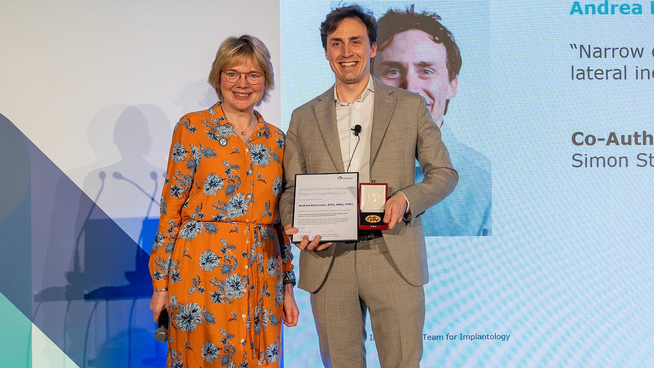 Andrea Roccuzzo erhielt den André-Schroeder-Forschungspreis von ITI-Präsidentin Charlotte Stilwell für seine klinische Forschung zu durchmesserreduzierten Implantaten.