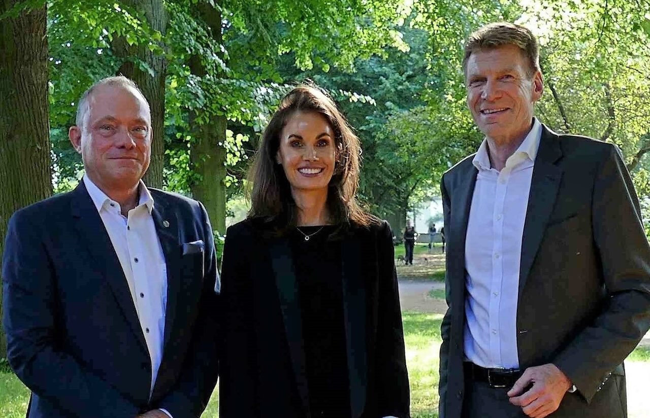 Mit Carolina van der Bosch (Mitte) wird ab Januar 2025 erstmals eine Frau den Vorstand der KZV Hessen mit dem Vorstandsvorsitzenden Stefan Allroggen (links) und Dr. Niklas Mangold (rechts) komplettieren.