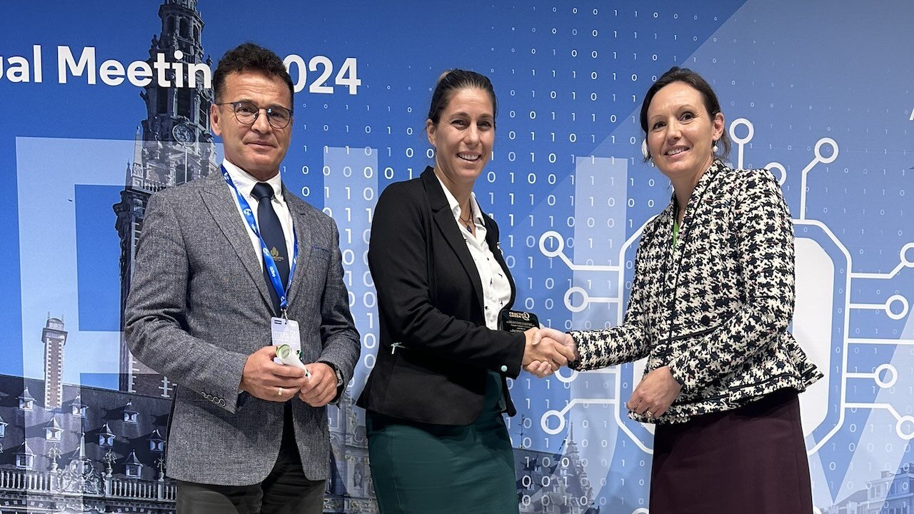 Prof. Gabor Gerber und Anna Dezsi, Semmelweis University Faculty of Dentistry, Budapest, Ungarn, mit Nicola Loynes, EMEA Special Markets, Henry Schein