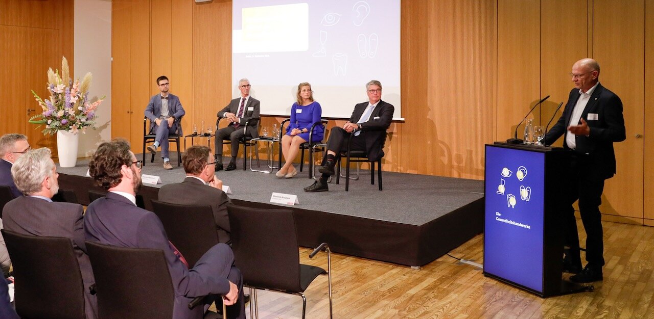 Das Podium: Markus Schäfer, Referent Arbeitsgemeinschaft der Verbände der Gesundheitshandwerke im ZDH, biha-Präsident Eberhard Schmidt, MdB Kristine Lütke, VDZI-Präsident Dominik Kruchen und BIV-OT-Präsident Alf Reuter (von links)