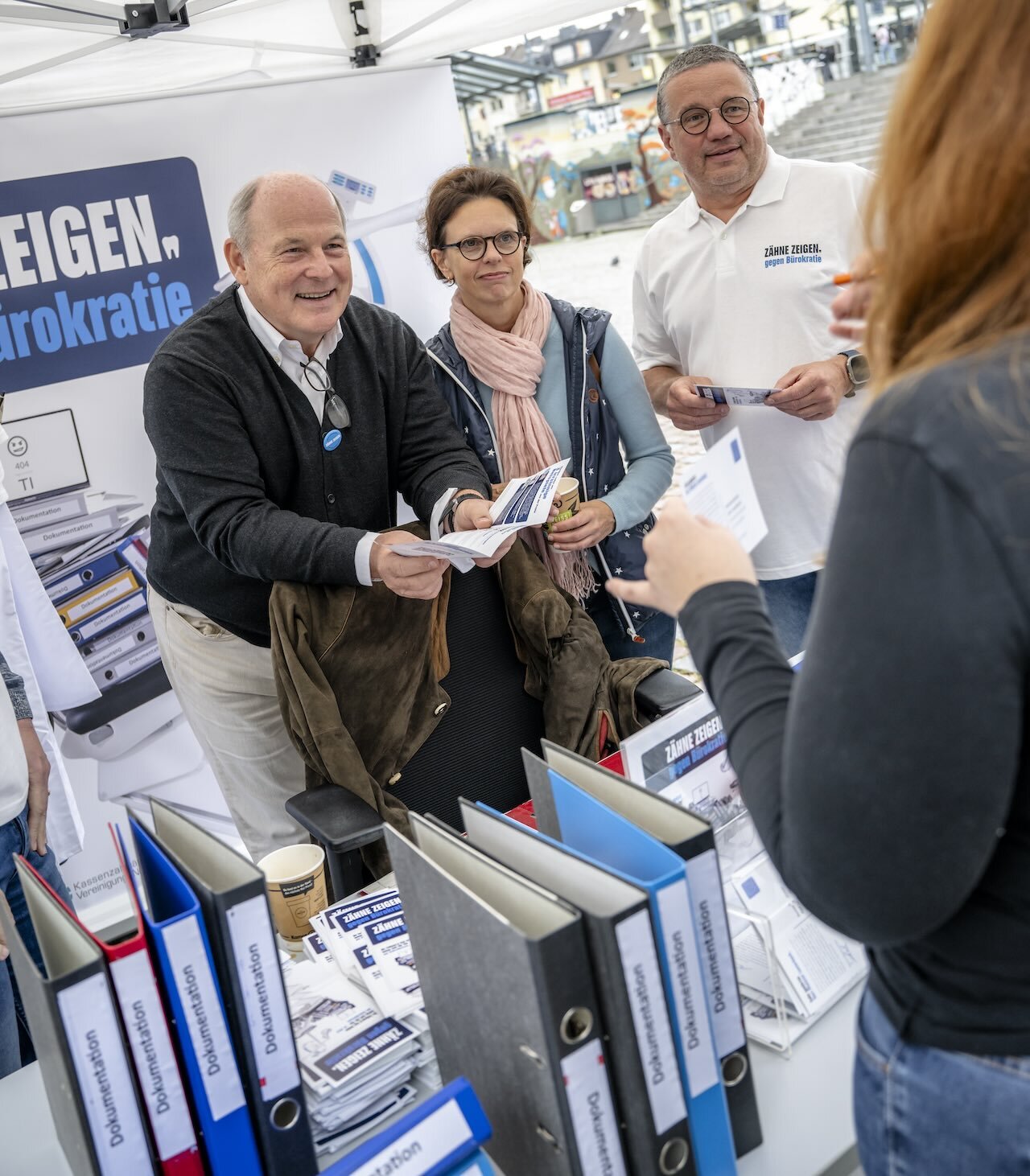 Am Informationsstand: ZA Andreas Kruschwitz, Vorstandsvorsitzender der KZVNR, Dr. Susanne Schorr, Vorsitzende der Vertreterversammlung der KZVNR, und Dr. Thomas Heil, Vizepräsident der ZÄKNR (von links).
