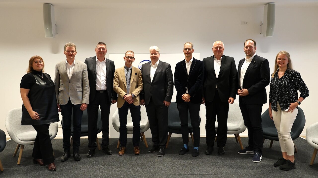 Auf dem Podium (von links): Christine Dedeck, Dr. Holger Seib, Michael Evelt, Dr. Thorsten Flägel, Dr. Gordan Sistig, Dr. Andre Büchter, Prof. Ulrich Kelber, MdL Marco Schmitz, Corinna Ruhland.