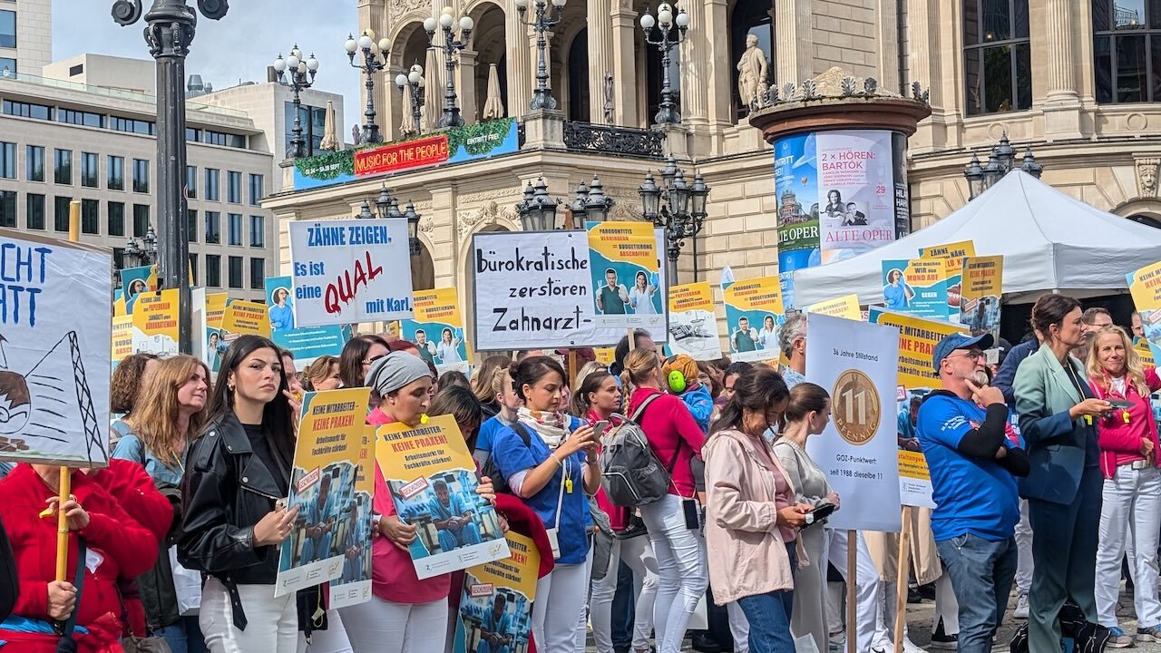 Auch viele Praxisteams und Zahntechniker waren auf der Protestkundgebung in Frankfurt dabei.