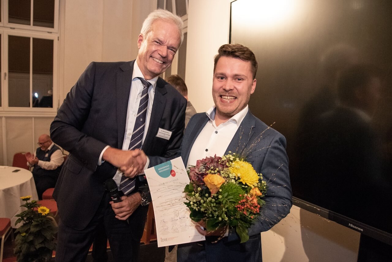 Dr. Michael Diercks (links), aktueller Vorsitzender der IDH und Vorstandsvorsitzender der KZV Schleswig-Holstein, mit dem Medienpreisgewinner Jonas de la Chaux.