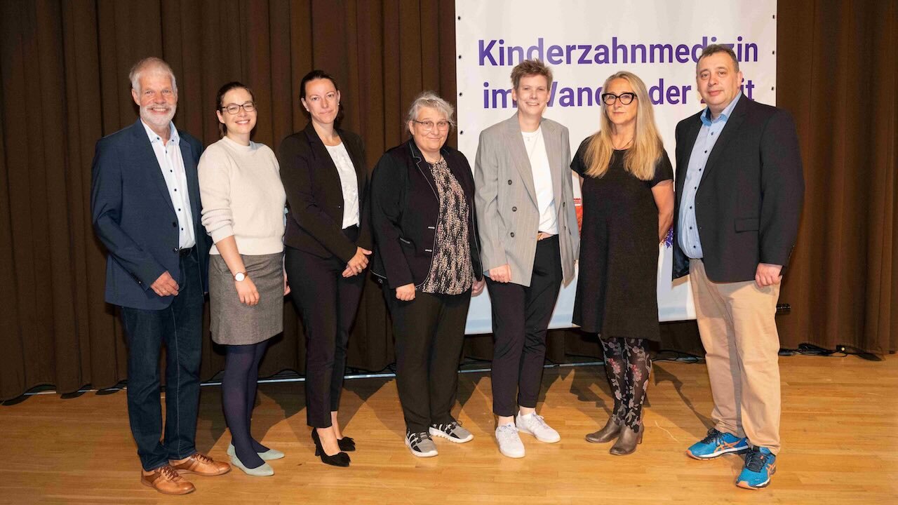 Hans Joachim Greß/DGKiZ Der neu gewählte Vorstand der DGKiZ (von links): Prof. Dr. Ulrich Schiffner, Dr. Antje Geiken, Dr. Dr. Julia Hinrichs-Priller, Dr. Julia Winter, Prof. Dr. Katrin Bekes, Dr. Isabell von Gymnich, Prof. Dr. Alexander Rahman; es fehlen Prof. Dr. Dr. Norbert Krämer, PD Dr. Julian Schmoeckel und PD Dr. Peter Schmidt)