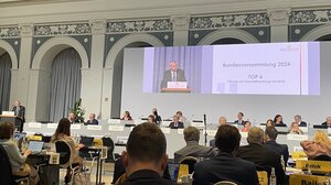 Dr. Thomas Breyer, Kammerpräsident Sachsen, stellte die Satzungsänderungen vor