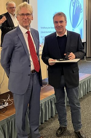 Der niedersächsische Kammerpräsident Henner Bunke D.M.D/Univ. of Florida (links) und Dr. Lutz Riefenstahl.