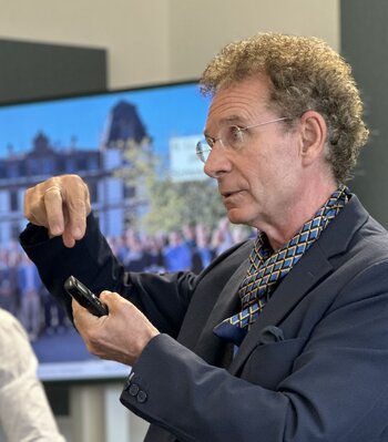 Im Gespräch mit Workshop-Teilnehmenden: Prof. Dr. Dr. Knut A. Grötz widmete sich dem Themenkomplex Vitamin-D sowie Antiresorptiva-Medikation mit Bisphosphonaten und Denosumab in der Praxis.