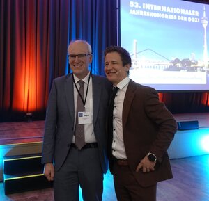 DGZI-Präsident Dr. Georg Bach (links) und Prof. Dr. Dr. Eik Schiegnitz