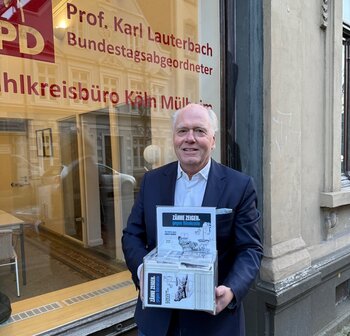 Dr. Ralf Hausweiler, Präsident der Zahnärztekammer Nordrhein, mit den Protestkarten vor dem Büro von Lauterbach in Köln.