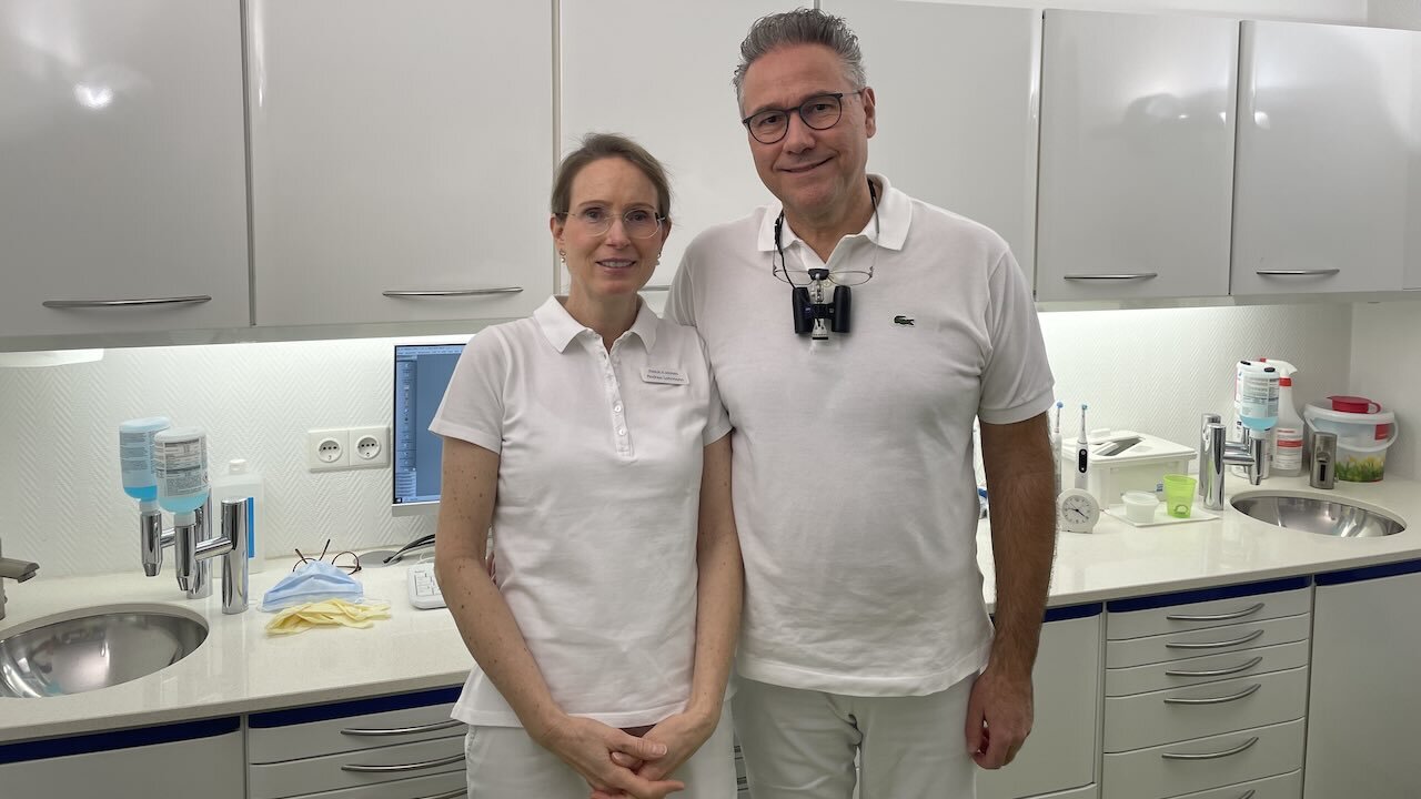 Lohrmann DH Andrea Lohrmann und Dr. Horst Lohrmann halten sich gegenseitig den Rücken frei und ziehen an einem Strang.