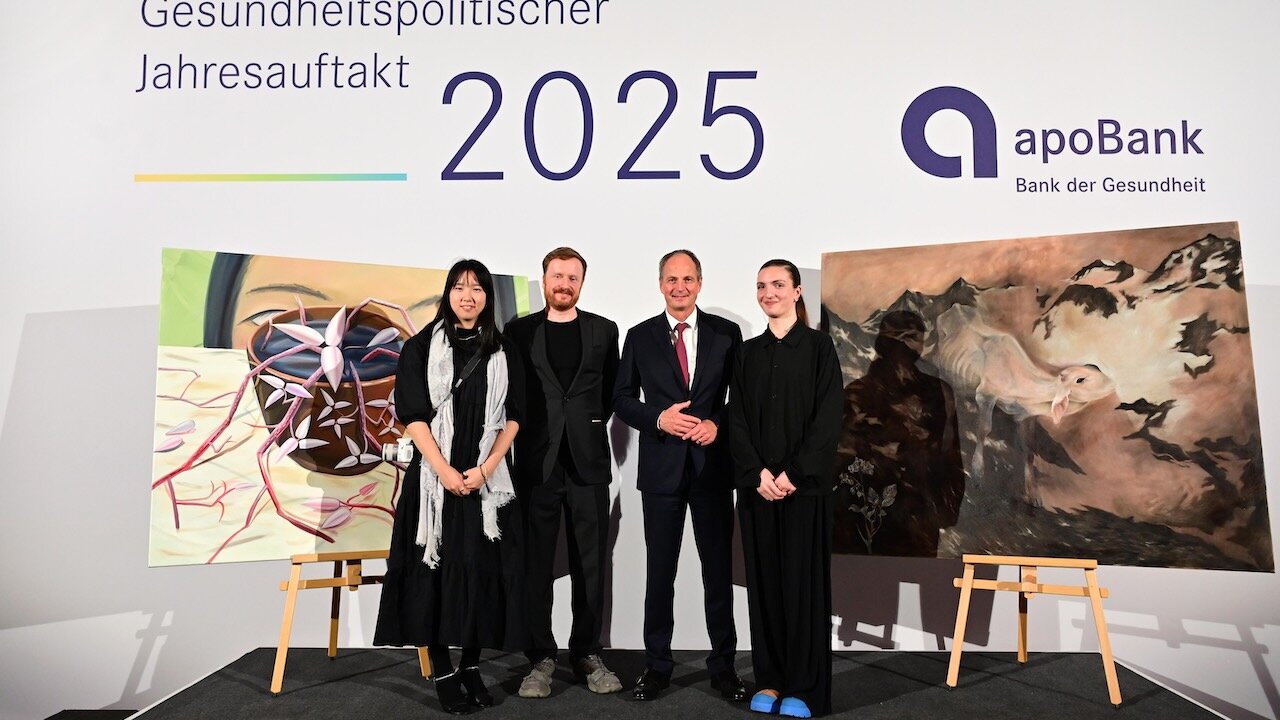 Die ausgezeichneten Künstlerinnen Hyesu Jeong und Ana Korkia neben ihren Werken, sowie Kolja Reichert, Leitender Kurator Kunstsammlung K21, und Matthias Schellenberg, Vorstandsvorsitzender der ApoBank (von links).