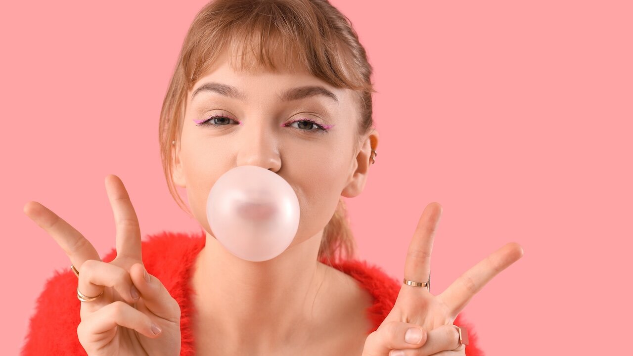 (c) Pixel-Shot/Shutterstock.com Nach dem Erbrechen sollte eine Viertelstunde lang zuckerfreien Kaugummi gekaut werden, um die Speichelproduktion anzukurbeln.