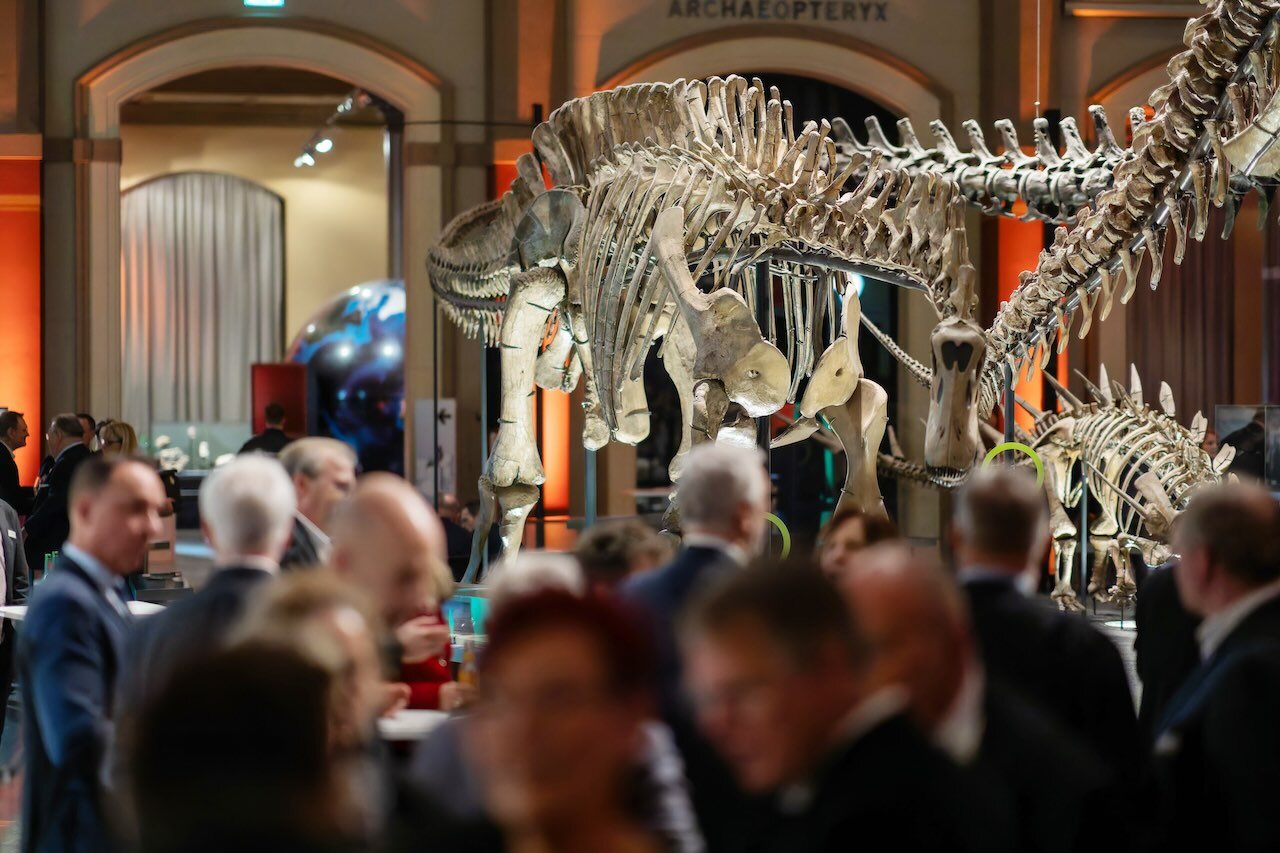 Angeregte Gespräche unter dem „Dino“.
