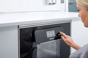 Komfortables Touch-Display der Untertischgeräte: Es ist intuitiv bedienbar und das Praxispersonal erhält hier eine digitale Unterstützung bei Routinearbeiten – mit Hilfe von anschaulichen Piktogrammen, die „Hilfe zur Selbsthilfe“ leisten und Ausfallzeiten reduzieren können.