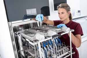Drei Ebenen für die Aufbereitung von Instrumentensets, Siebschalen und Trays: Thermodesinfektoren der Baureihe SlimLine lassen sich flexibel mit Modulen für alle gängigen Instrumente bestücken, etwa mit bis zu drei Injektormodulen für die Innenreinigung von insgesamt 66 Hohlkörperinstrumenten.