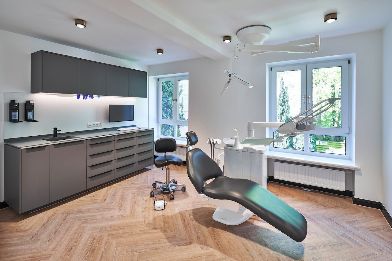 Die Wahl fiel auf die Planmeca Behandlungseinheit Compact i5 mit Ultra-Relax-Polster für maximalen Patientenkomfort und Peitschensystem, die auch lange Behandlungen für Patienten und Zahnärzte komfortabel macht.