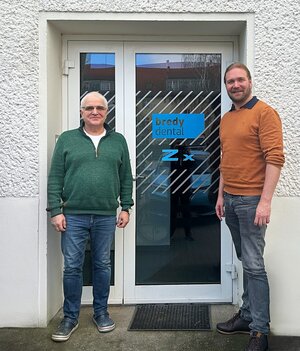 Christian Bredy (Firmengründer Dentallabor Bredy, links) und Tobias Humann (Geschäftsführer Flemming Dental)