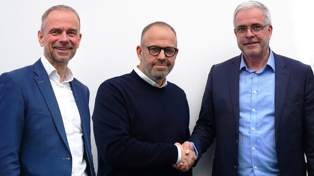 Klaus Spitznagel (Mitte) verlässt Permadental zum 1. April 2025. Sein Nachfolger wird Patrick Oosterwijk (links). Torsten Schwafert, Geschäftsführung Modern Dental Europe, dankt Spitznagel für seinen Einsatz.