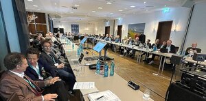 Ein bis auf den letzten Platz gefüllter Sitzungssaal beim Fellow-Meeting