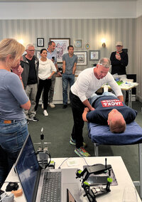 In einem Team-Workshop möchten ZTM Udo Plaster und Physiotherapeut und Osteopath Ralf Hergenroether demonstrieren, wie alle Bereiche des Körpers gemeinsam wirken und aufzeigen, wie dem Patienten adäquat geholfen werden kann.