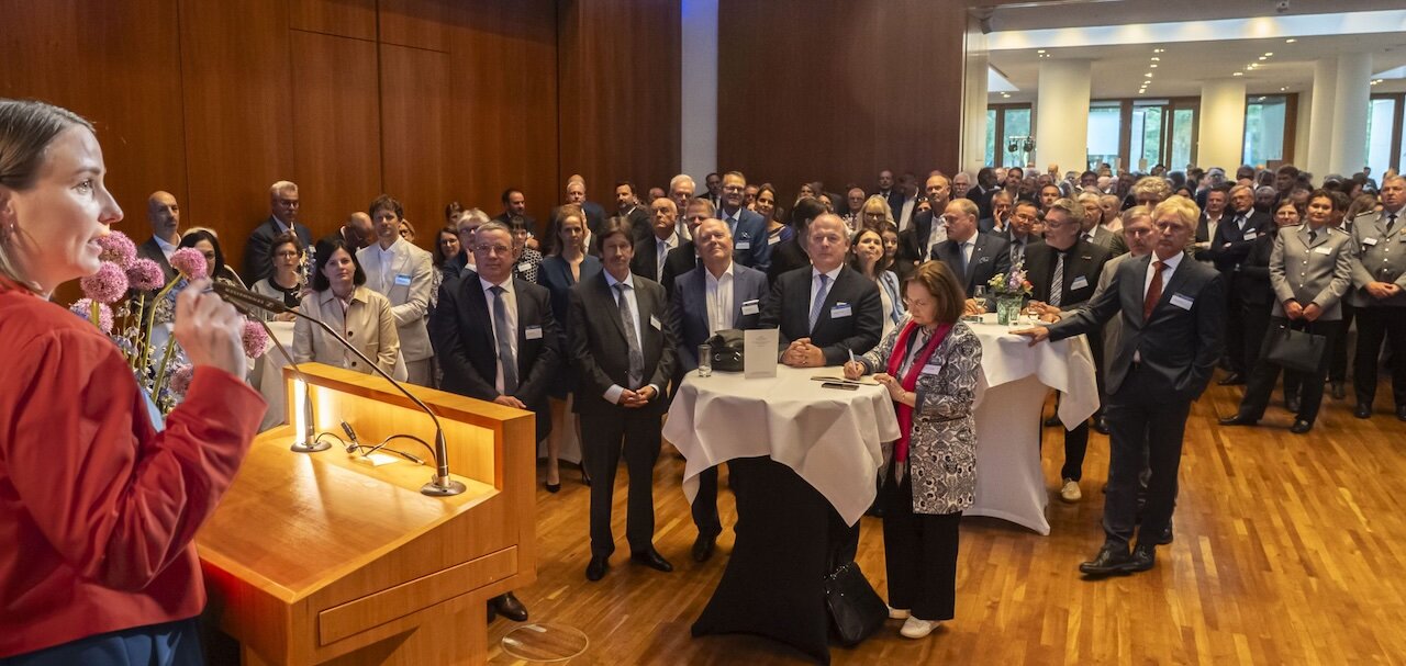 © KZBV/axentis/Lopata Zahlreiche Vertreterinnen und Vertreter aus Politik, Standespolitik, Verbänden und Fachgesellschaften waren zum Frühjahrsfest gekommen.