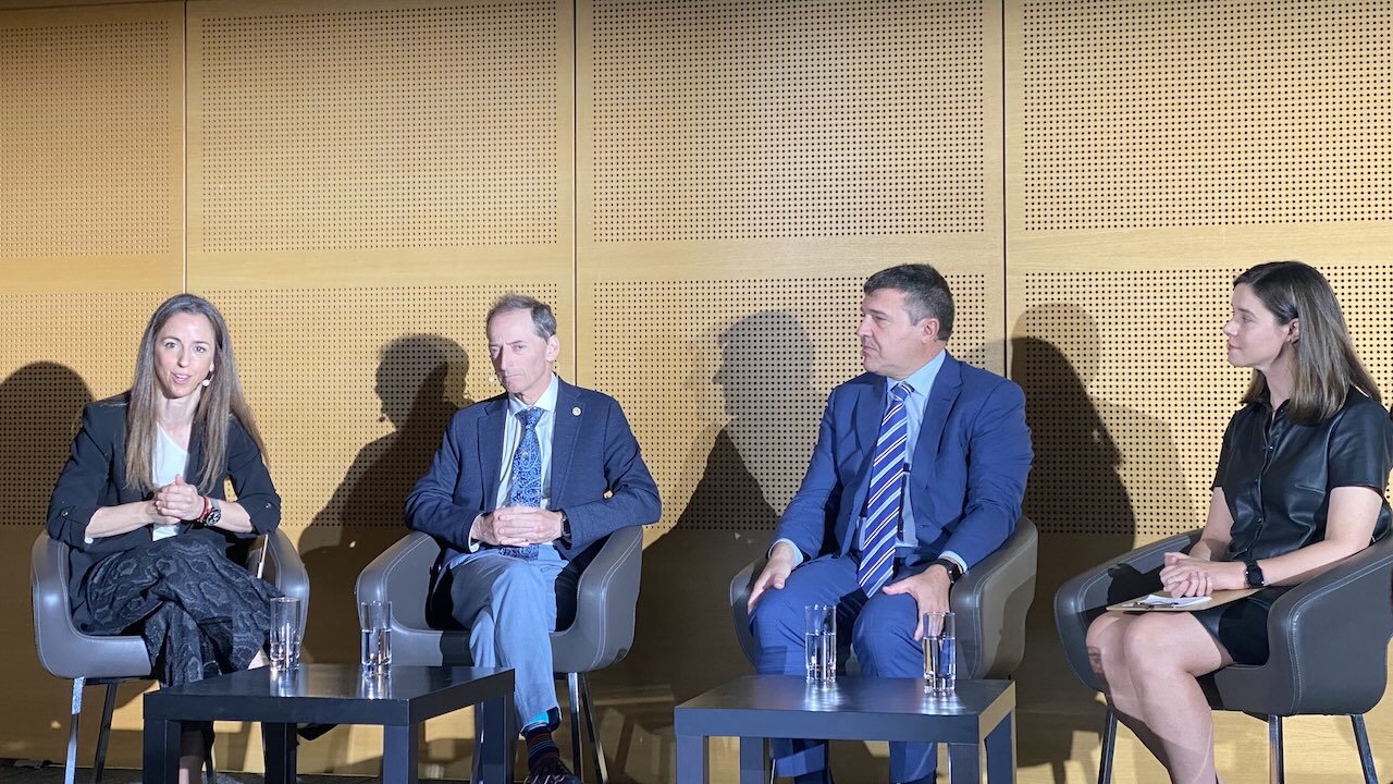 Pressekonferenz auf der EuroPerio11 (von links): Prof. Paula Matesanz, Prof. Iain Chapple, Prof. David Herrera und Holly Turner.